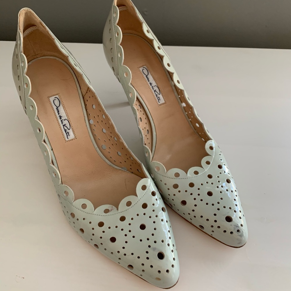 Oscar de la Renta Grey Patent Leather Pumps